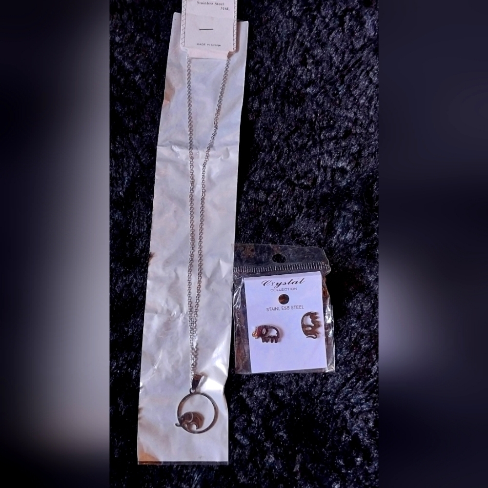 💯Gorgeous🔥.                          Elephant Earring/necklace set